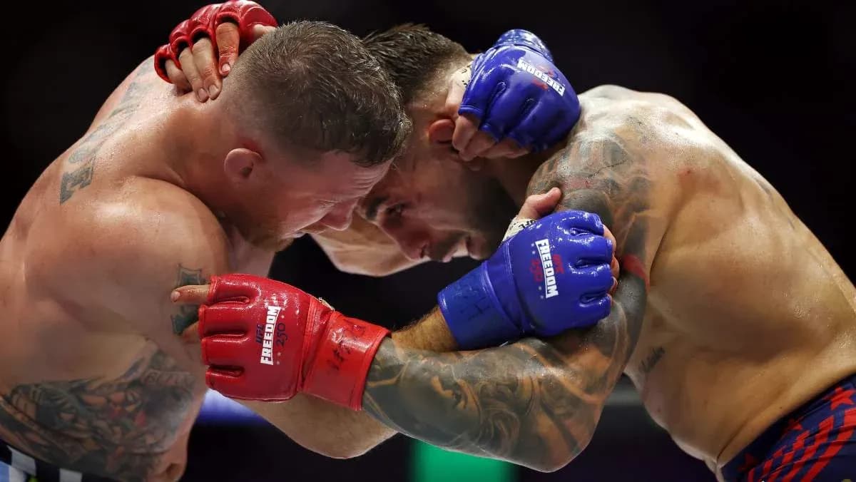 Dos luchadores en un agarre durante combate Dos luchadores en un agarre durante combate