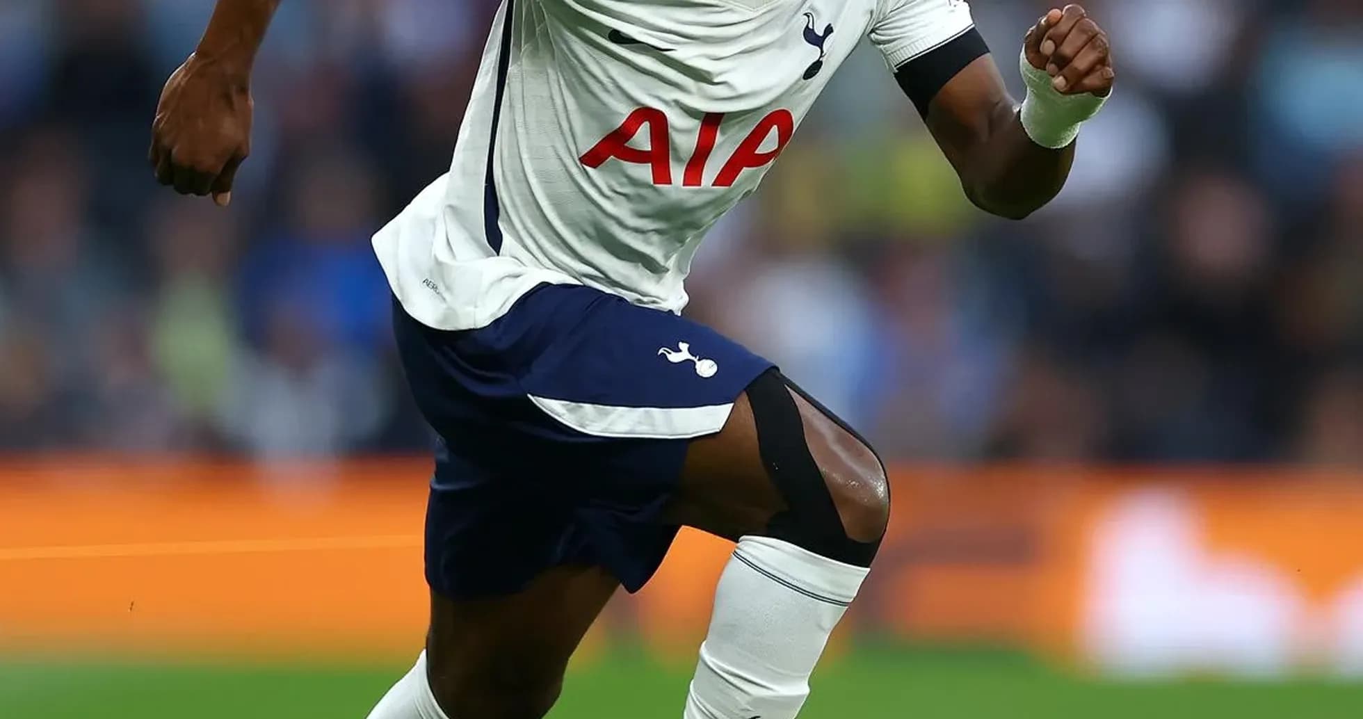 Jugador de Tottenham corriendo tras el balón en campo Jugador de Tottenham corriendo tras el balón en campo