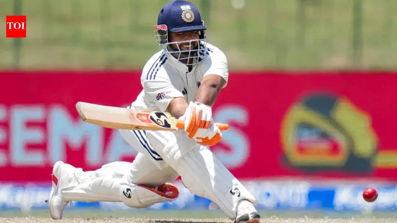 Jugador de cricket golpeando la pelota con un bate Jugador de cricket golpeando la pelota con un bate