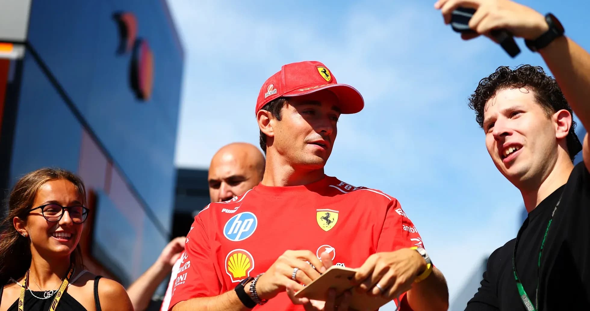 Piloto de Ferrari interactuando con fans en evento Piloto de Ferrari interactuando con fans en evento