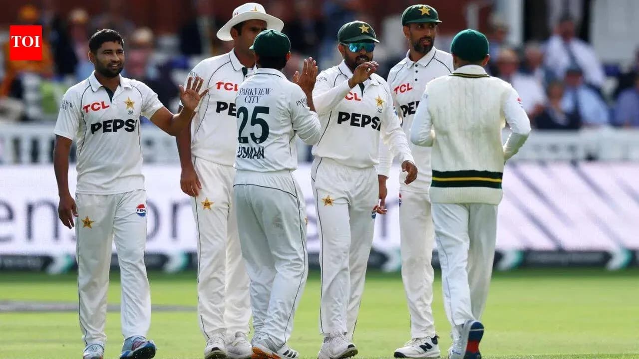 Jugadores de Pakistán celebrando una wicket en el partido Jugadores de Pakistán celebrando una wicket en el partido