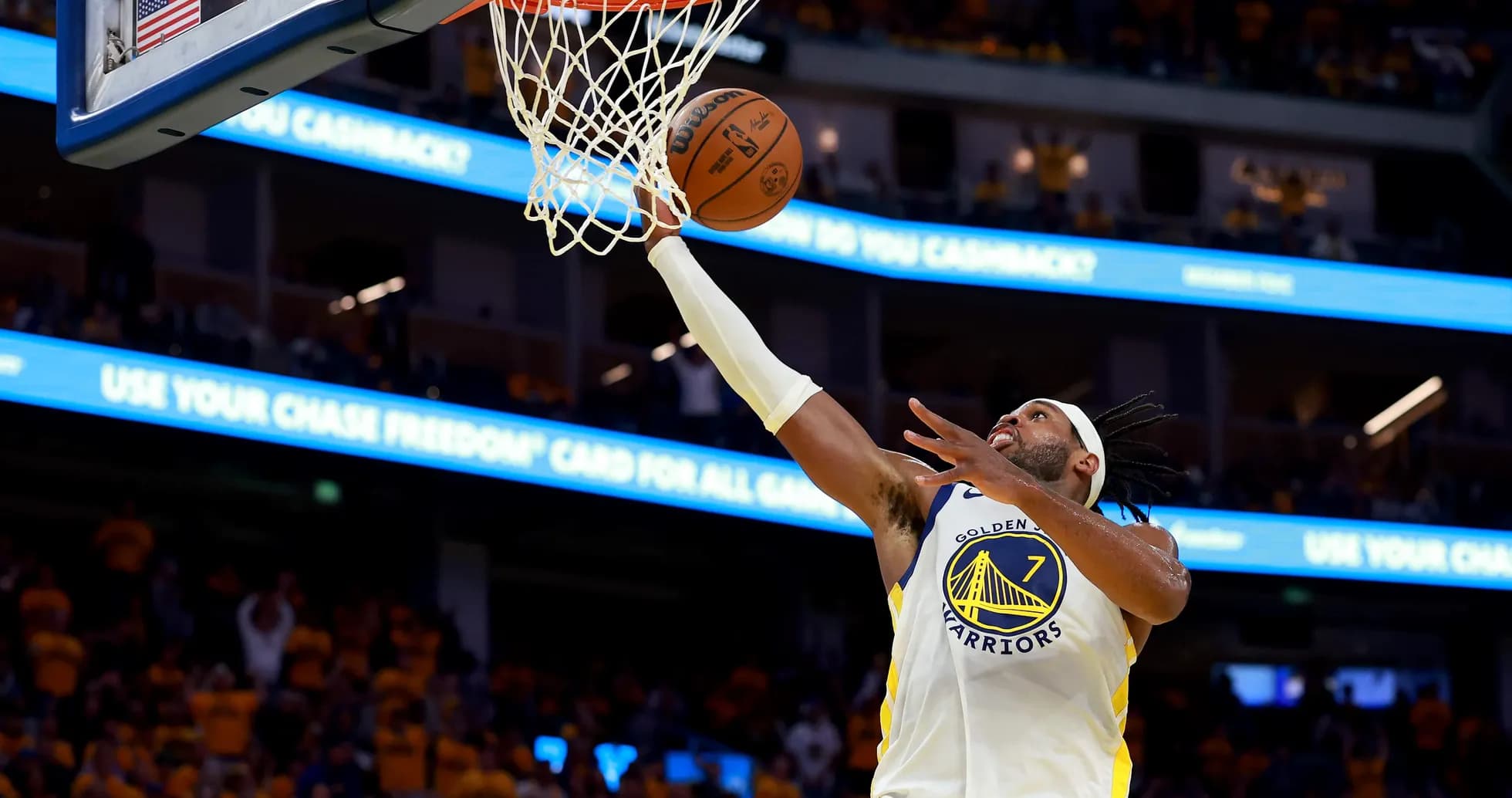Jugador de los Golden Warriors anotando una canasta Jugador de los Golden Warriors anotando una canasta