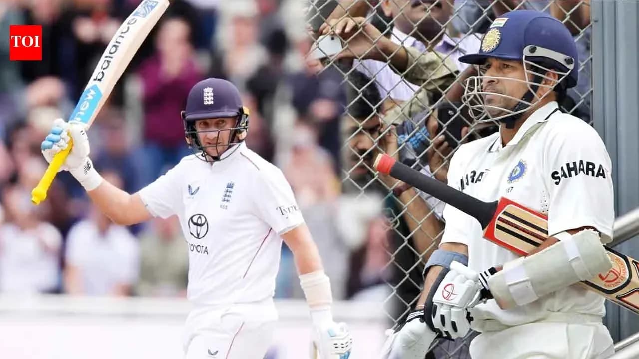 Jugador de cricket inglés levantando su bate en el campo Jugador de cricket inglés levantando su bate en el campo