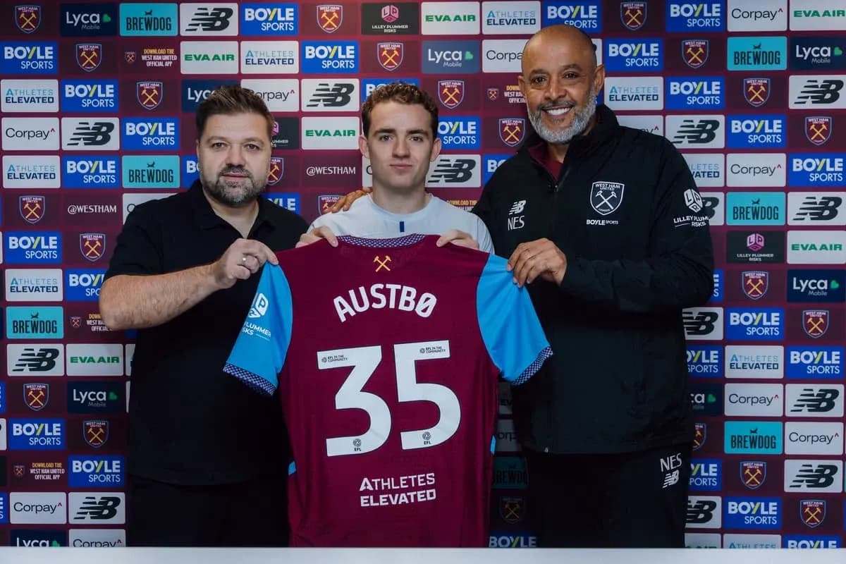 Jugador presenta camiseta de West Ham United en rueda de prensa Jugador presenta camiseta de West Ham United en rueda de prensa