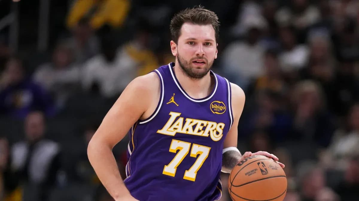 Jugador de los Lakers avanzando con el balón Jugador de los Lakers avanzando con el balón