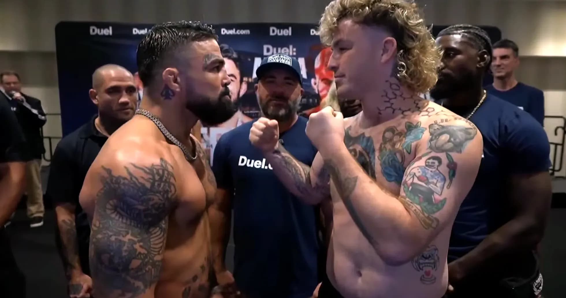Dos luchadores cara a cara en pesaje previo Dos luchadores cara a cara en pesaje previo