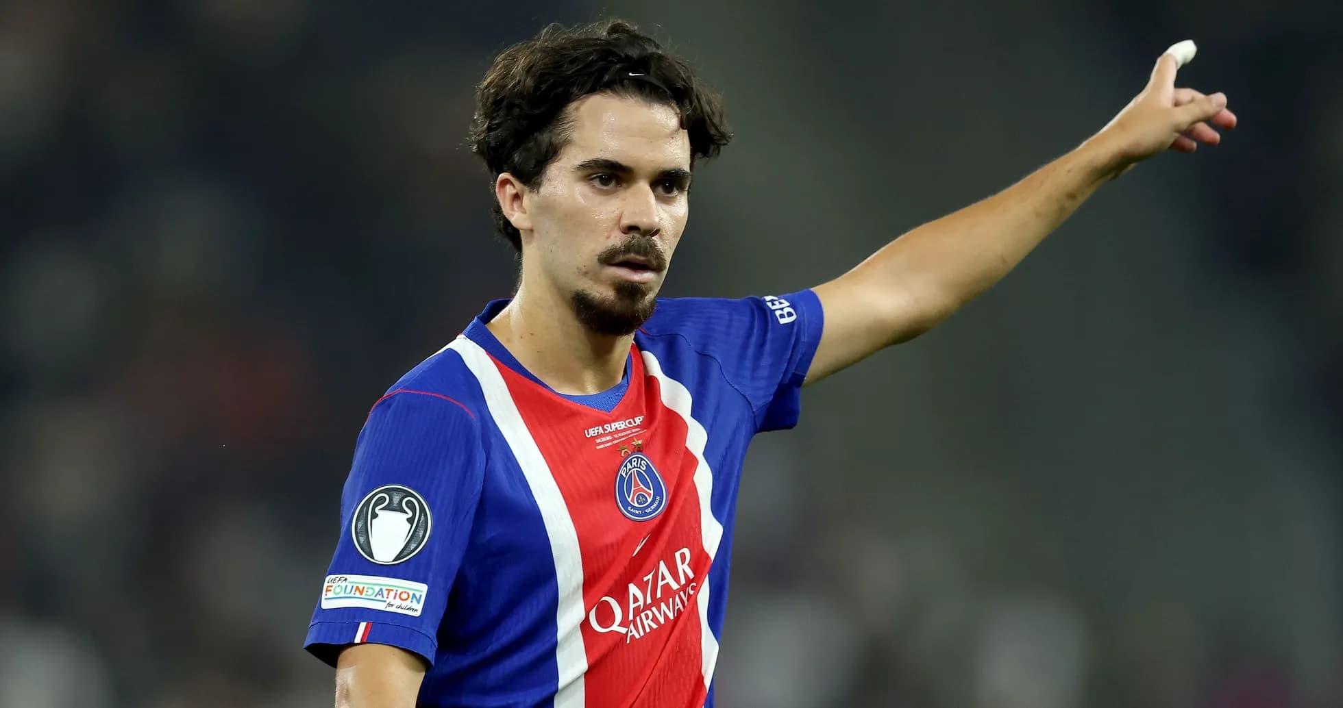 Jugador de PSG señalando durante un partido Jugador de PSG señalando durante un partido