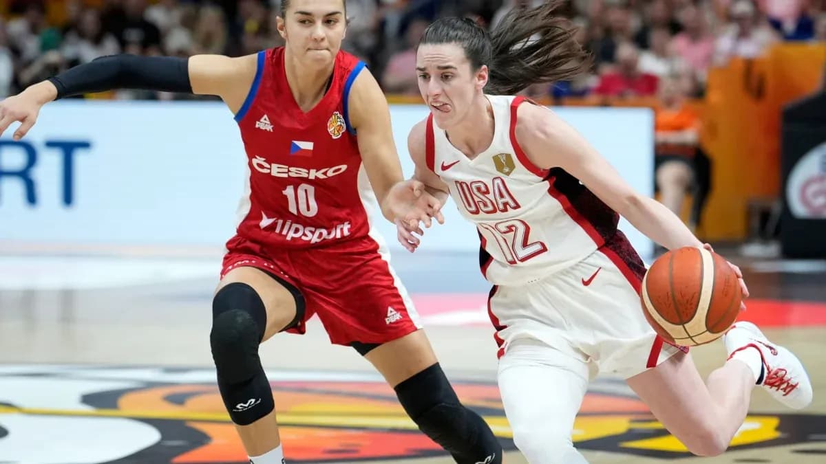 Jugadora de USA driblando mientras es defendida Jugadora de USA driblando mientras es defendida