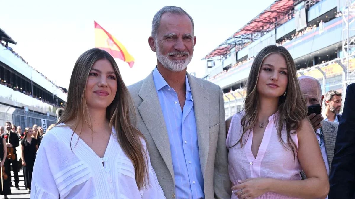 Rey de España con dos jóvenes en evento Rey de España con dos jóvenes en evento