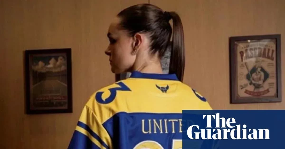 Mujer de espaldas con camiseta amarilla y azul Mujer de espaldas con camiseta amarilla y azul