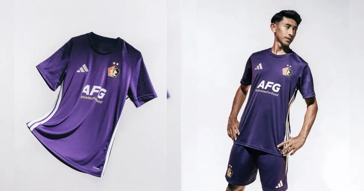 Jugador posando con camiseta de fútbol morada Jugador posando con camiseta de fútbol morada