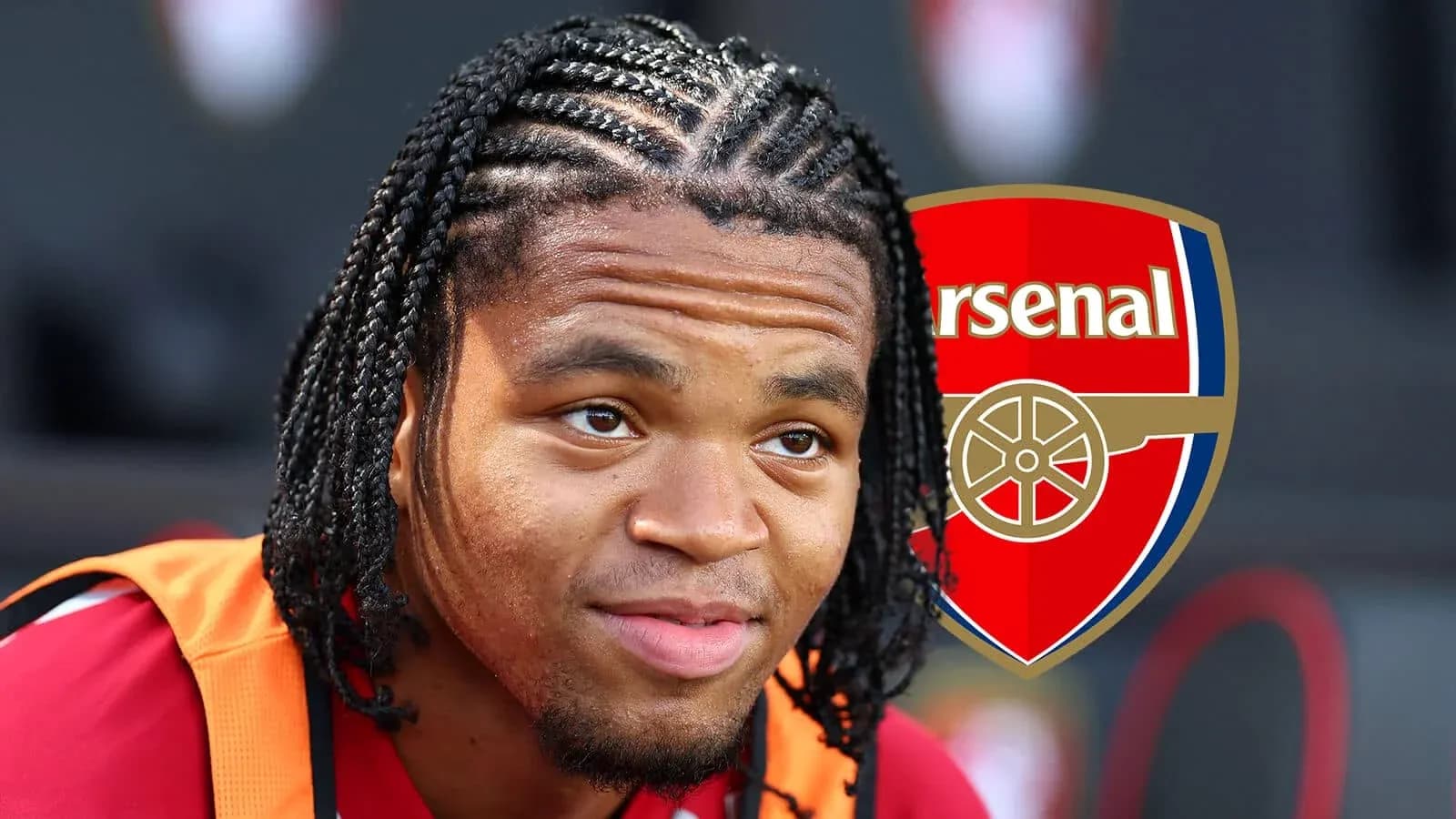 Jugador de Arsenal posando con uniforme y trenzas Jugador de Arsenal posando con uniforme y trenzas