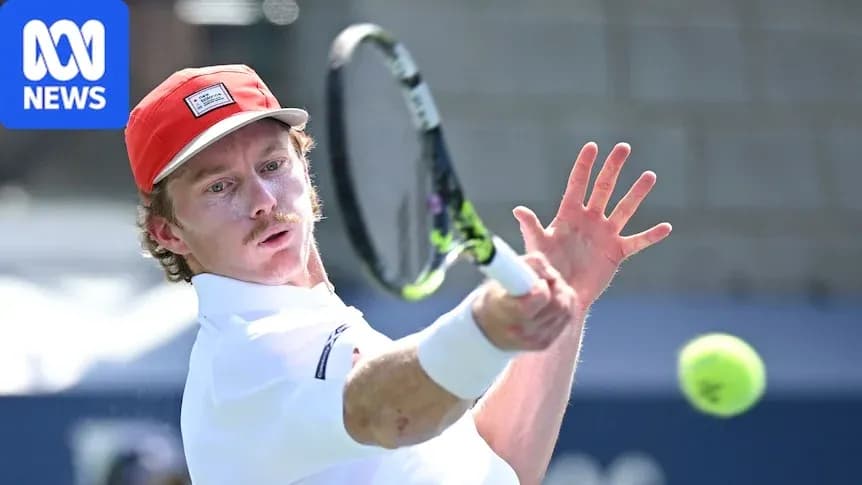 Jugador de tenis golpeando una pelota durante un partido Jugador de tenis golpeando una pelota durante un partido