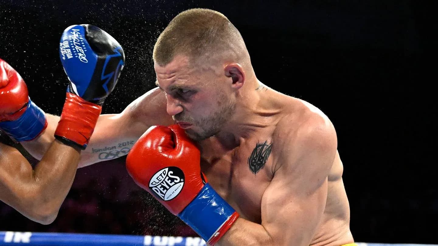 Boxeador esquivando un golpe en el ring Boxeador esquivando un golpe en el ring
