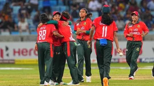 Jugadoras de Bangladesh celebrando un wicket en el partido Jugadoras de Bangladesh celebrando un wicket en el partido
