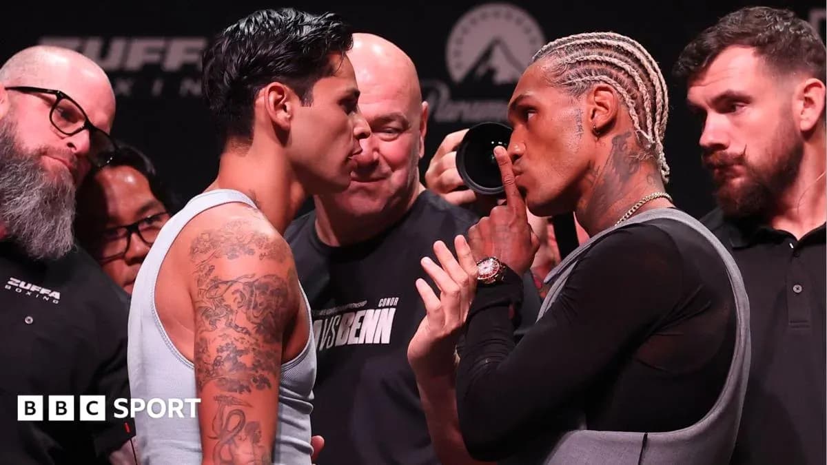 Dos boxeadores en cara a cara durante weigh-in Dos boxeadores en cara a cara durante weigh-in