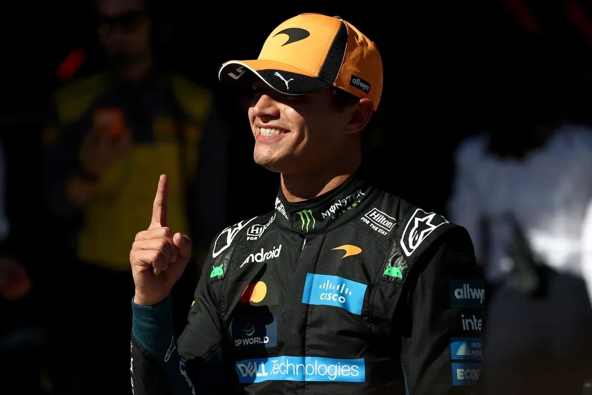 Piloto de McLaren señalando número uno en el garaje Piloto de McLaren señalando número uno en el garaje