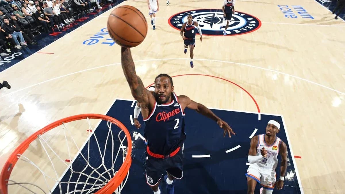 Jugador de Los Angeles Clippers realizando un mate Jugador de Los Angeles Clippers realizando un mate