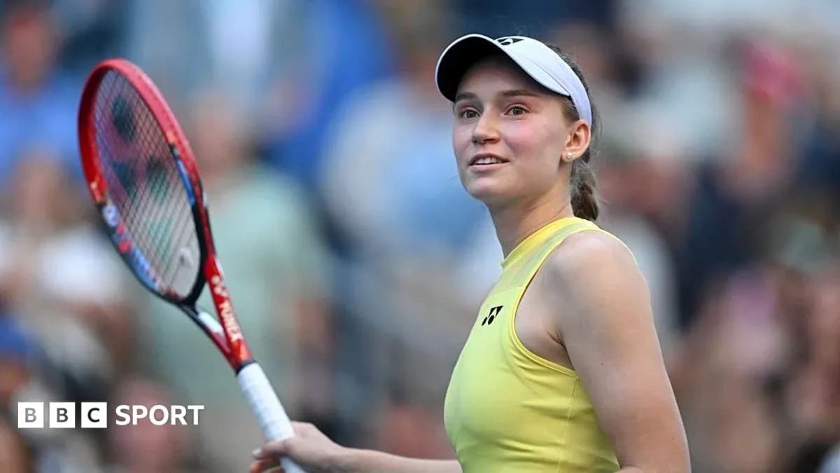 Jugadora de tenis sonriendo con raqueta en mano Jugadora de tenis sonriendo con raqueta en mano