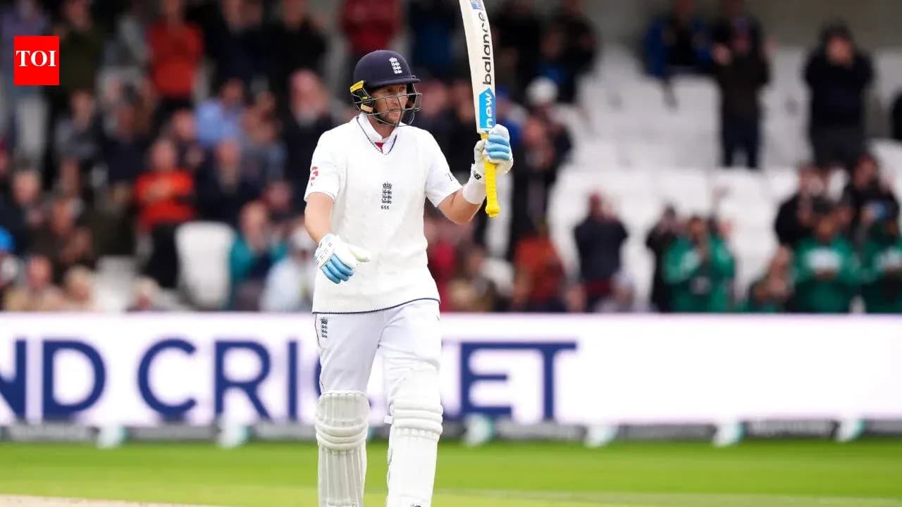 Jugador de críquet de Inglaterra levantando su bate Jugador de críquet de Inglaterra levantando su bate