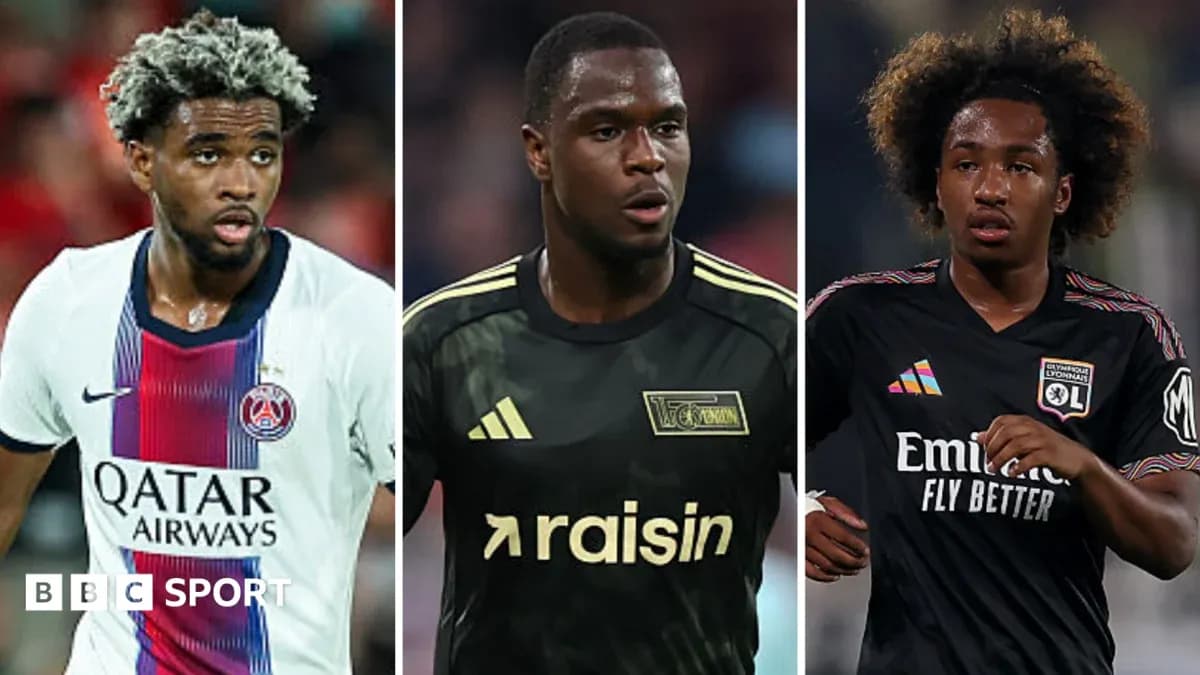 Tres jugadores de fútbol en sus uniformes de clubes Tres jugadores de fútbol en sus uniformes de clubes