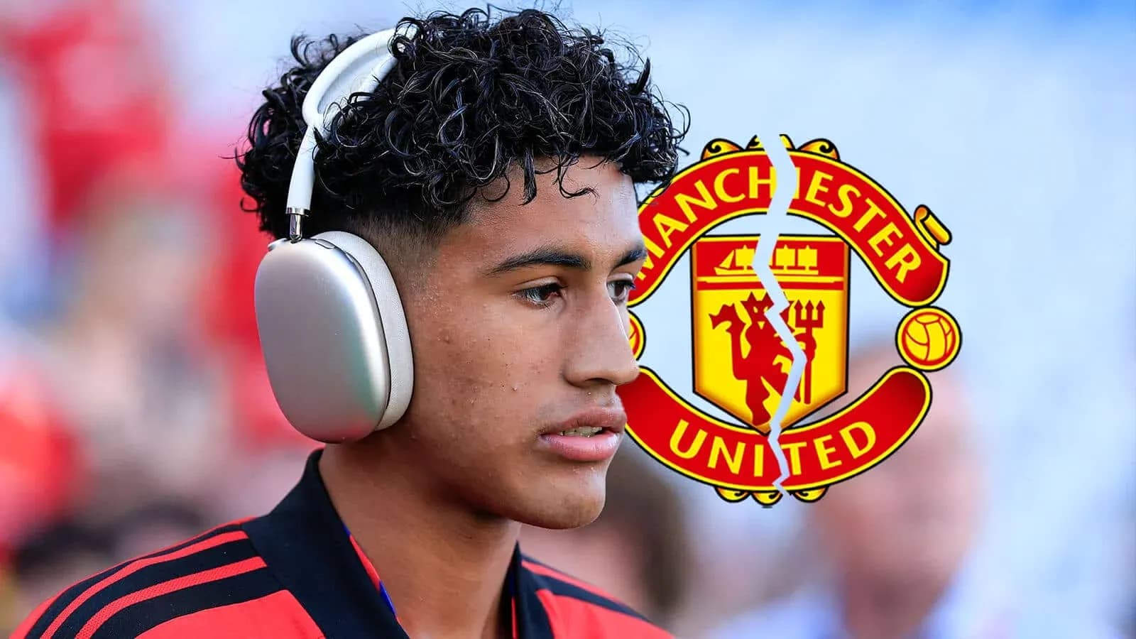 Jugador con auriculares antes del partido de Manchester United Jugador con auriculares antes del partido de Manchester United