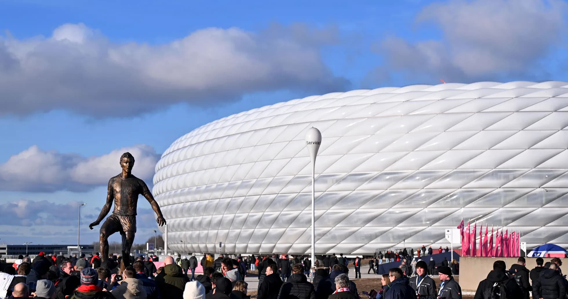 Estadio Allianz Arena con estatua y aficionados Estadio Allianz Arena con estatua y aficionados