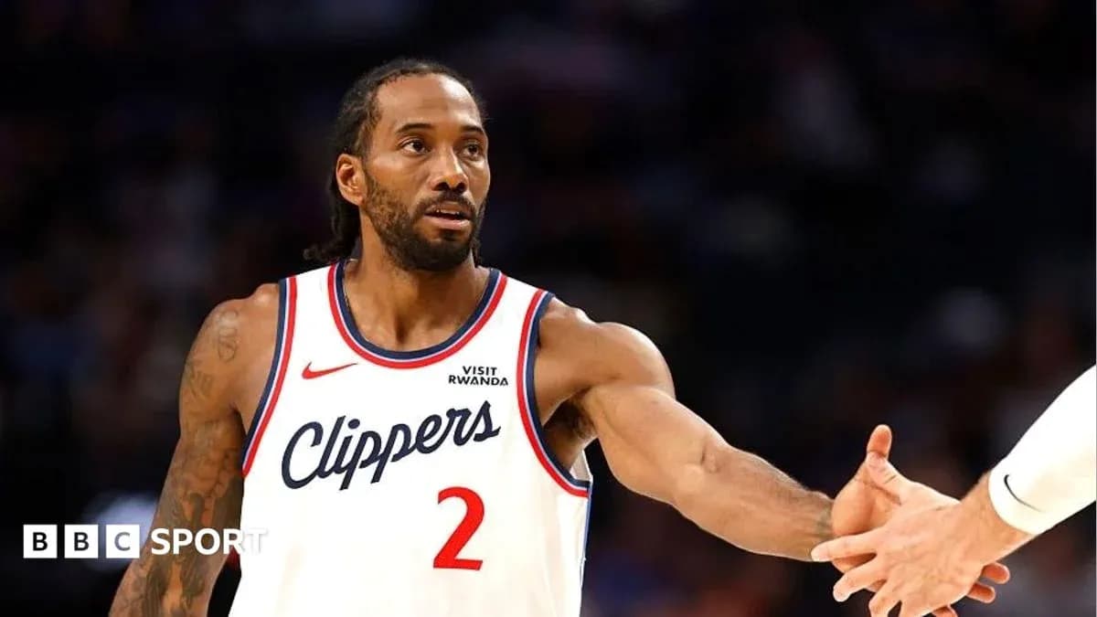 Jugador de los Clippers estrechando manos en cancha Jugador de los Clippers estrechando manos en cancha