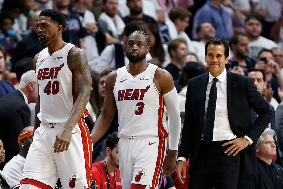 Jugadores de Miami Heat en el banquillo durante el juego Jugadores de Miami Heat en el banquillo durante el juego