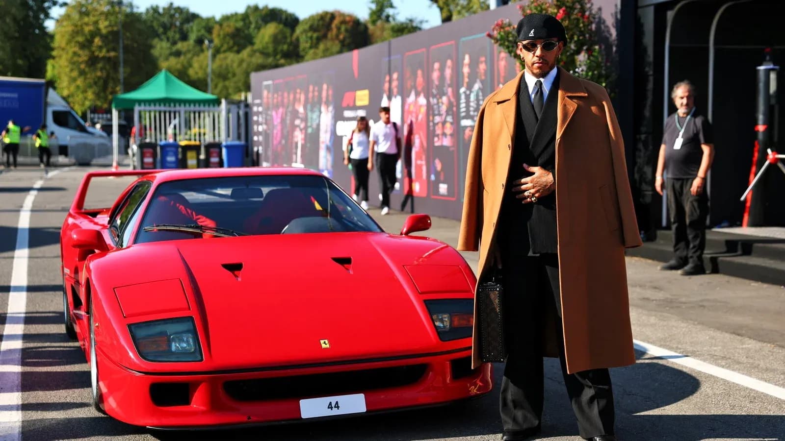 Lewis Hamilton junto a un Ferrari rojo en evento Lewis Hamilton junto a un Ferrari rojo en evento