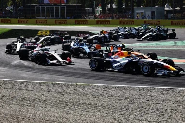 Varios coches de Fórmula 1 en curva durante carrera Varios coches de Fórmula 1 en curva durante carrera