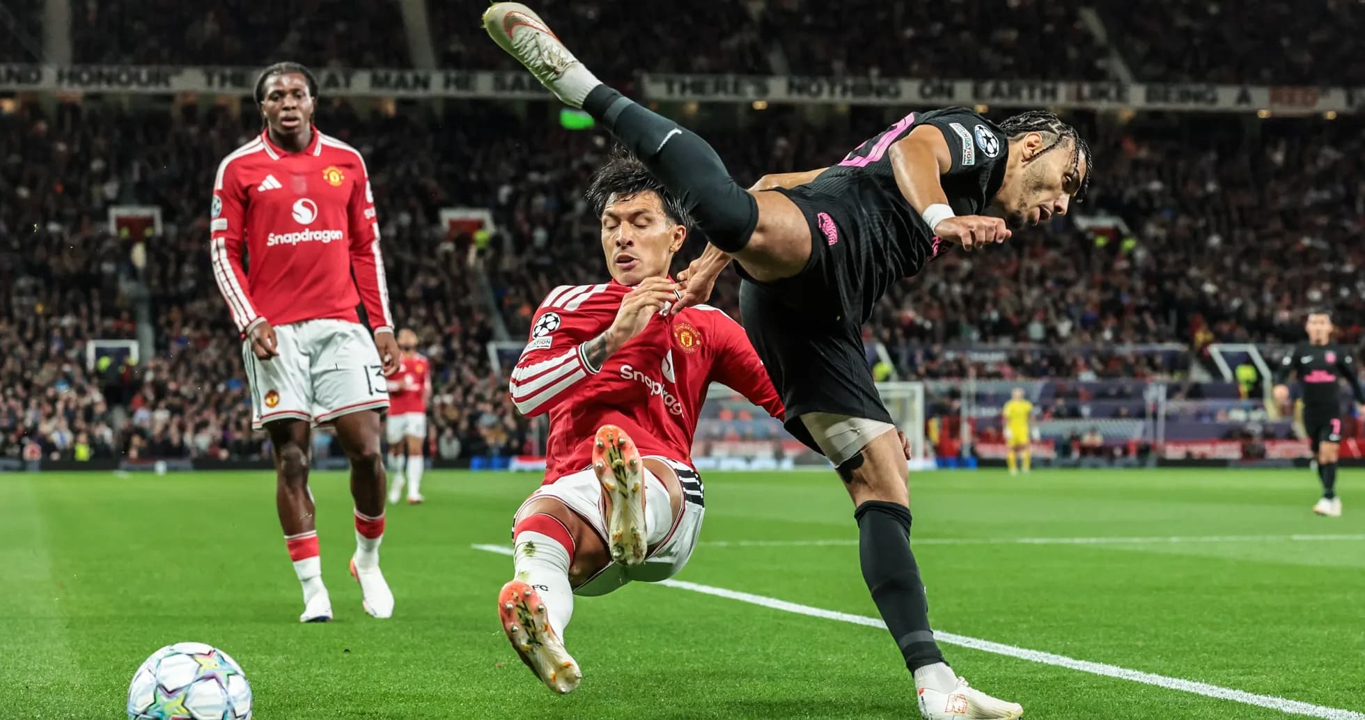 Jugador de Manchester United en acción defensiva durante partido Jugador de Manchester United en acción defensiva durante partido
