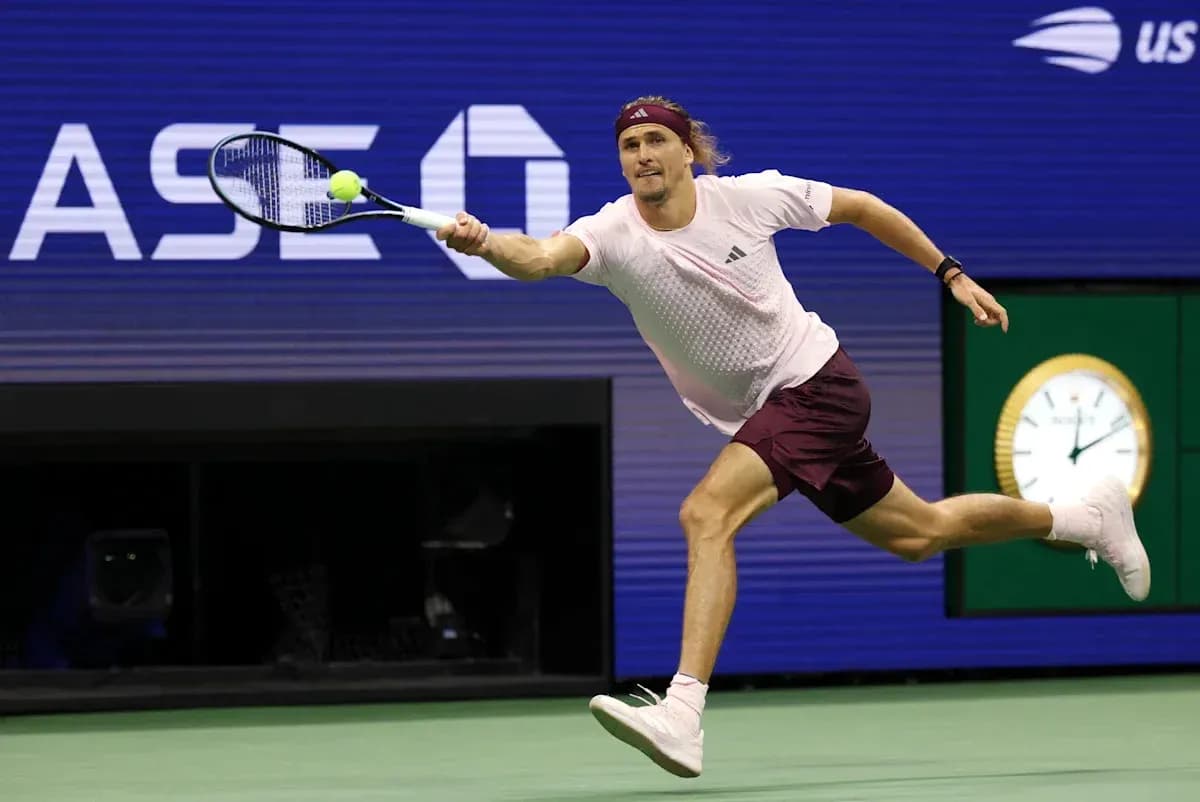 Jugador de tenis alcanzando una pelota en la cancha Jugador de tenis alcanzando una pelota en la cancha