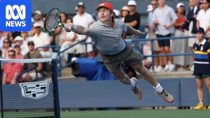 Jugador de tenis en un salto para golpear la pelota Jugador de tenis en un salto para golpear la pelota