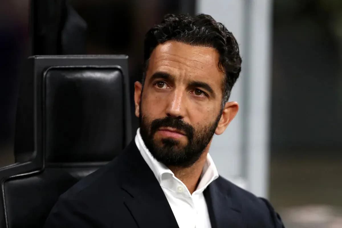 Entrenador sentado en el banquillo durante el partido Entrenador sentado en el banquillo durante el partido