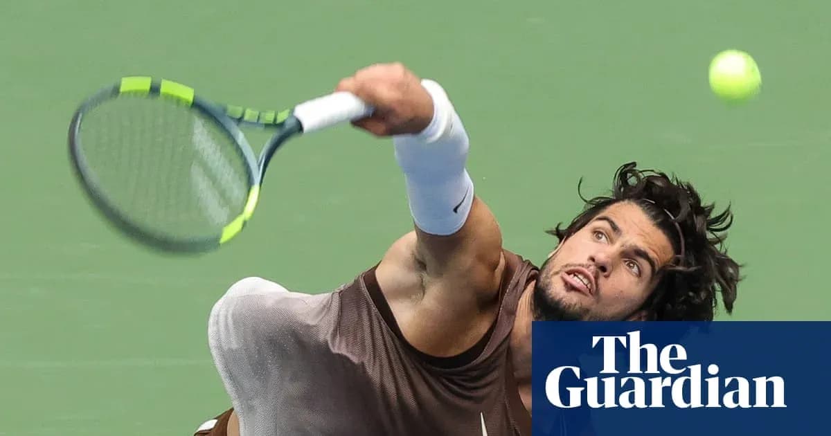 Jugador de tenis realizando un saque en la cancha Jugador de tenis realizando un saque en la cancha