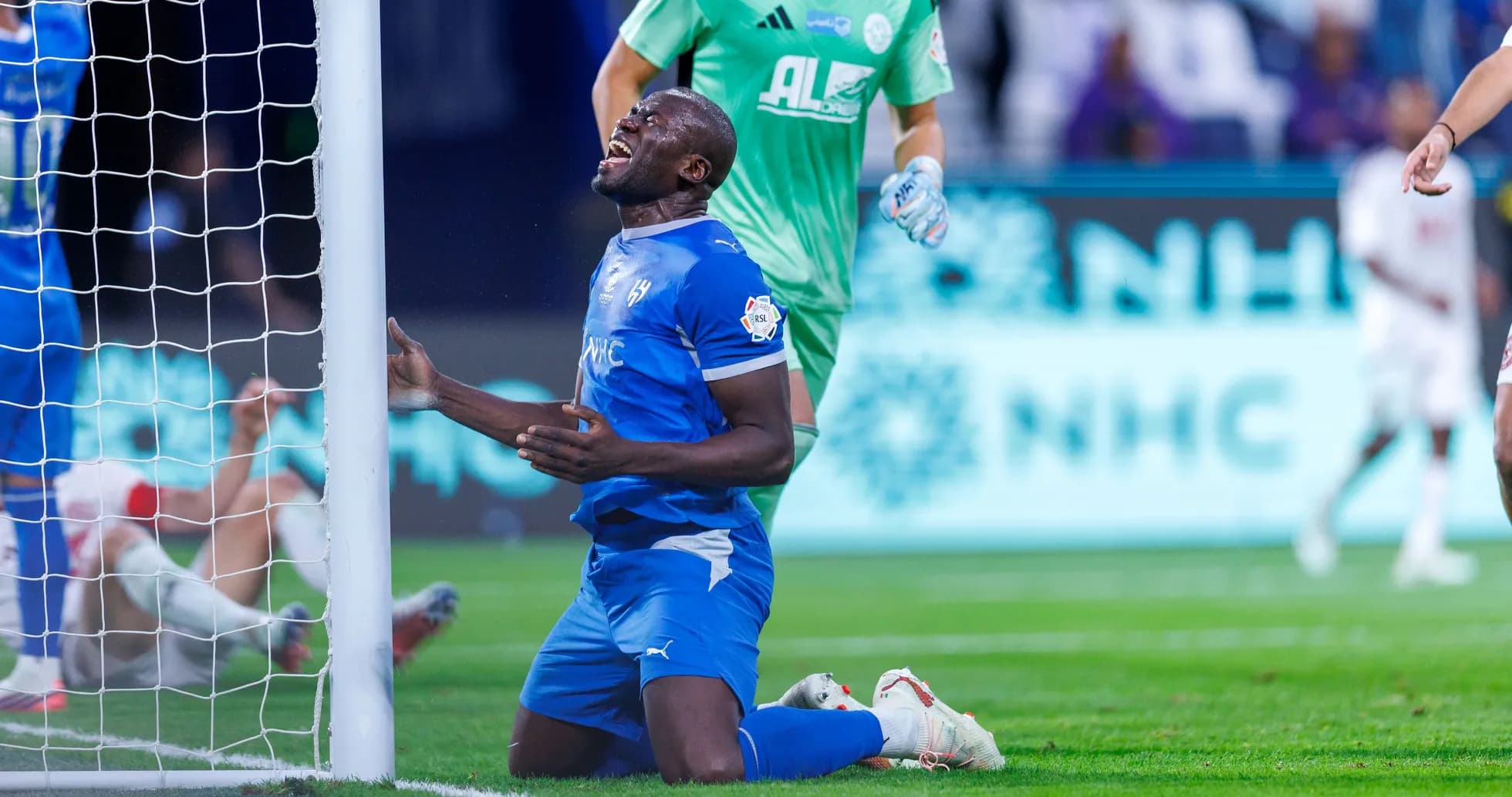 Jugador arrodillado tras fallar una oportunidad de gol Jugador arrodillado tras fallar una oportunidad de gol