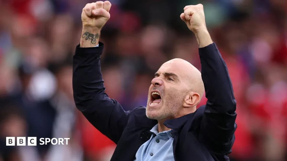 Entrenador celebrando con puños en alto durante partido Entrenador celebrando con puños en alto durante partido