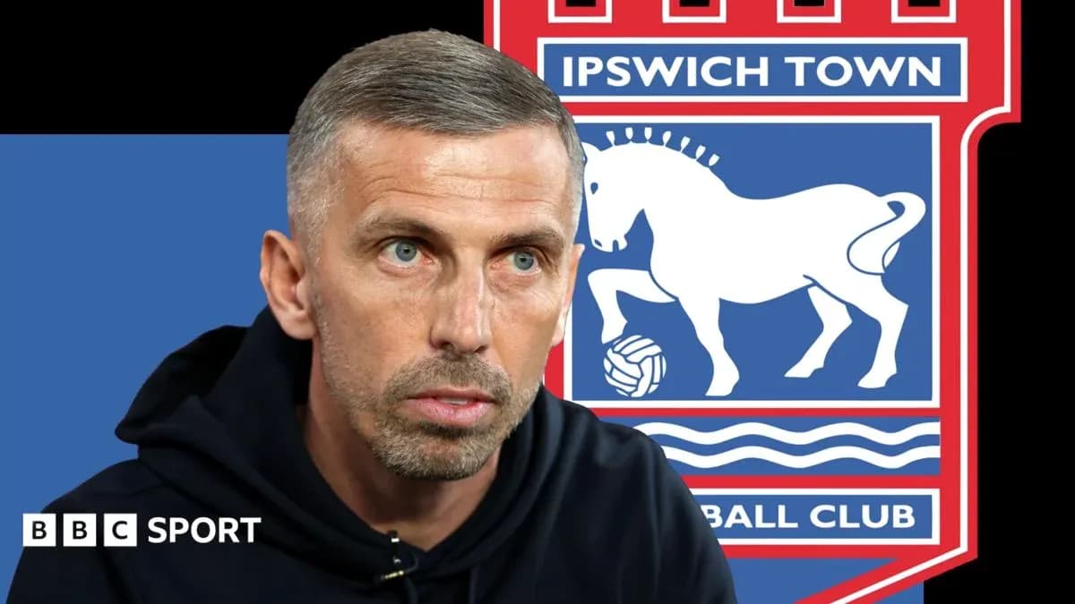 Entrenador hablando con fondo del escudo de Ipswich Town Entrenador hablando con fondo del escudo de Ipswich Town