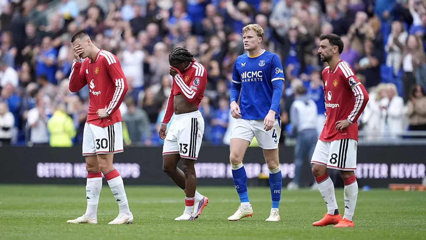 Jugadores de Manchester United tras la derrota en el partido Jugadores de Manchester United tras la derrota en el partido